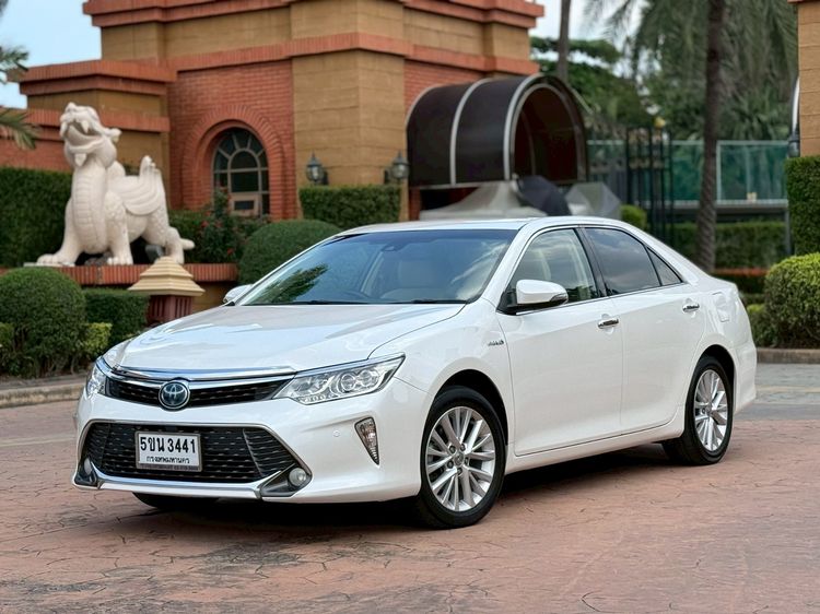 รถ Toyota Camry 2.5 HV Premium สี ขาว