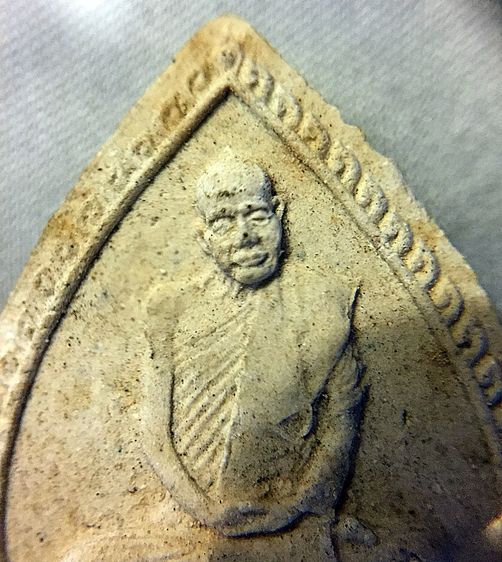 พระผงรูปเหมือนหลวงปู่แหวน พิมพ์กลีบบัว ปี 2516  รูปที่ 4