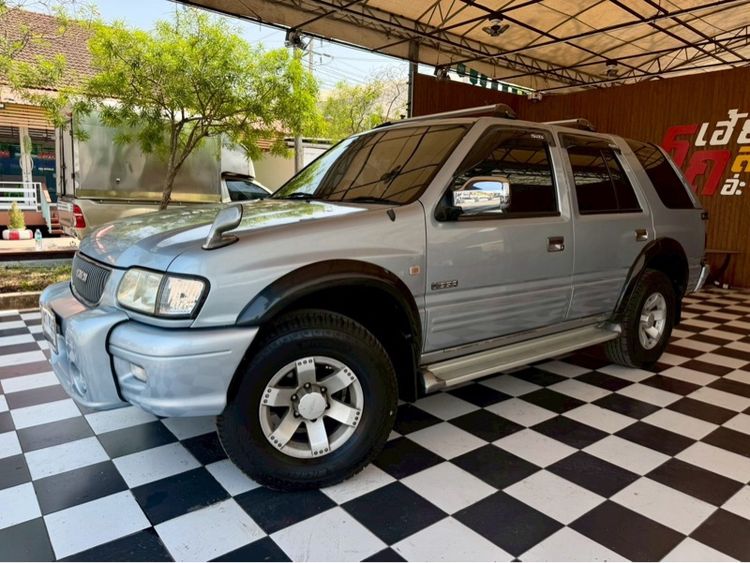 รถ Isuzu Vega 3.0 4WD สี ฟ้า