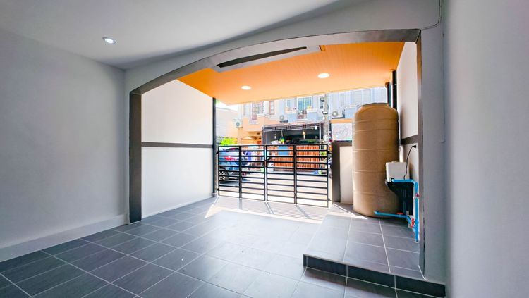 มีบางส่วน ขายทาวน์เฮ้าส์ 2 ชั้น หมู่บ้านเคซี รามอินทรา 7 ถนนไทยรามัญ 18 ตรว. 3 ห้องนอน 2 ห้องน้ำ ใกล้ทางด่วนจตุโชติ รูปที่ 4