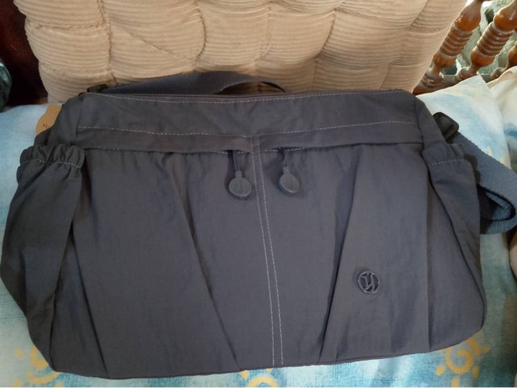 กระเป๋าผ้าสีดำและสีม่วง