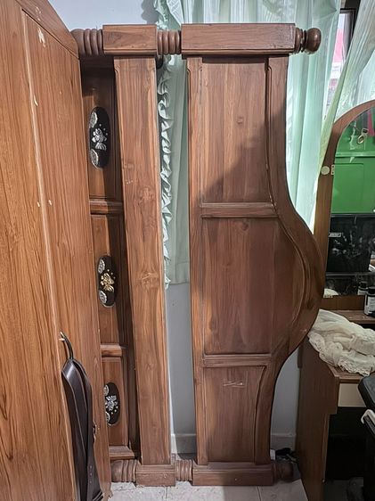 ใหญ่ เตียงไม้สัก