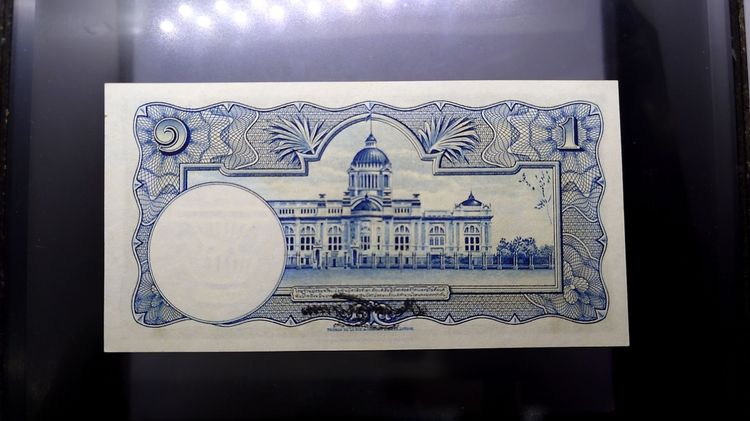 ธนบัตร 1 บาท แบบ 4 รุ่น 2 พิมพ์โทมัส เลขแดง ลายน้ำพาน สมัยรัชกาลที่8 ปี2482 ไม่ผ่านใช้ รูปที่ 3
