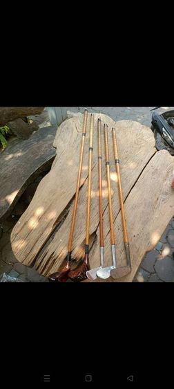 ชุดกอล์ฟ Antique หัวไม้ 2 อัน หัวเหล็ก 2 อัน และ Putter รวม 5 อันราวปี 1945 ก้านไม้สวยงาม ของอยู่เชียงใหม่