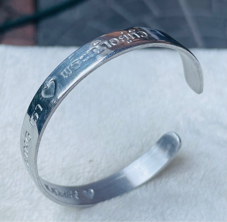 เก็บเก่า กำไลข้อมืออลูมิเมียม(น้ำหนักเบาไม่ดำ)ที่ระลึกฉลองสิริราชสมบัติครบ 60 ปี ในหลวง รัชกาลที่ 9 เรารักพระเจ้าอยู่หัว รูปที่ 3