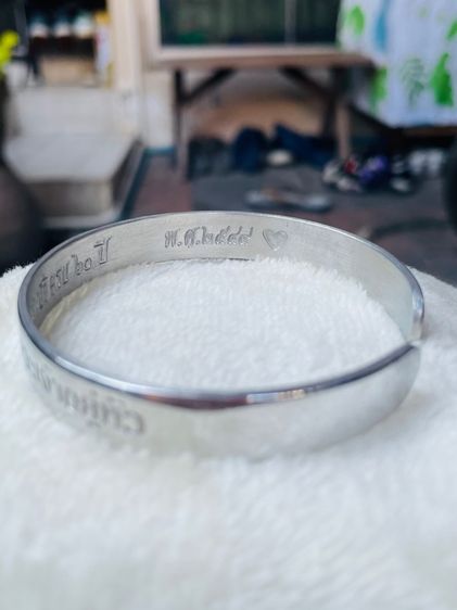 เก็บเก่า กำไลข้อมืออลูมิเมียม(น้ำหนักเบาไม่ดำ)ที่ระลึกฉลองสิริราชสมบัติครบ 60 ปี ในหลวง รัชกาลที่ 9 เรารักพระเจ้าอยู่หัว รูปที่ 10