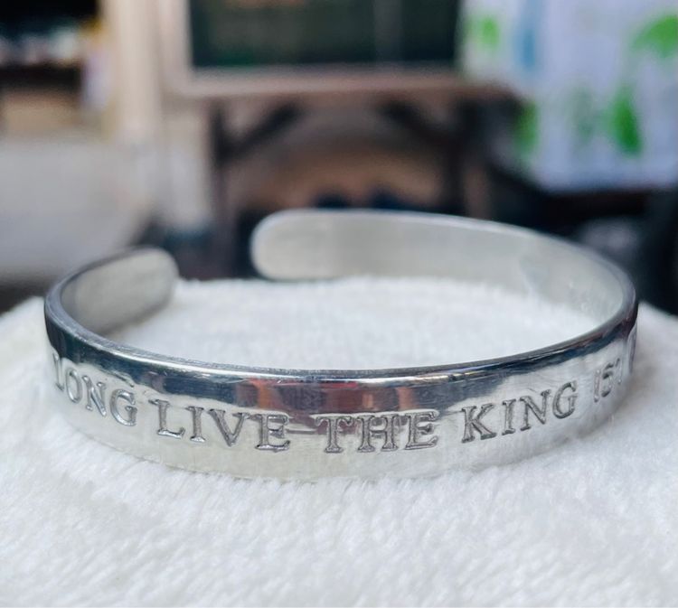 เก็บเก่า กำไลข้อมืออลูมิเมียม(น้ำหนักเบาไม่ดำ)ที่ระลึกฉลองสิริราชสมบัติครบ 60 ปี ในหลวง รัชกาลที่ 9 เรารักพระเจ้าอยู่หัว รูปที่ 8