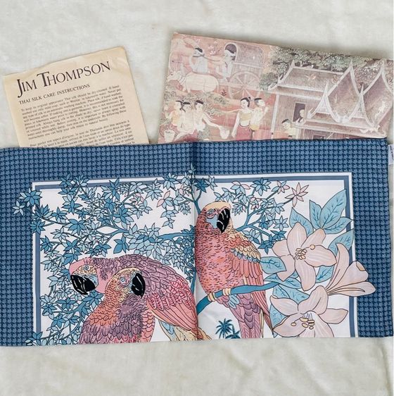 เก็บเก่า ผ้าเช็ดหน้าผ้าไหม จิมทอมป์สัน Jim Thompson Thai Silk 100 เปอร์เซ็นต์, Vintage Handkerchief, Parrots Floral รูปที่ 4
