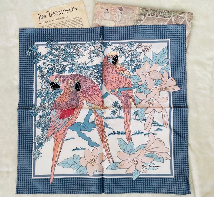 เก็บเก่า ผ้าเช็ดหน้าผ้าไหม จิมทอมป์สัน Jim Thompson Thai Silk 100 เปอร์เซ็นต์, Vintage Handkerchief, Parrots Floral รูปที่ 2