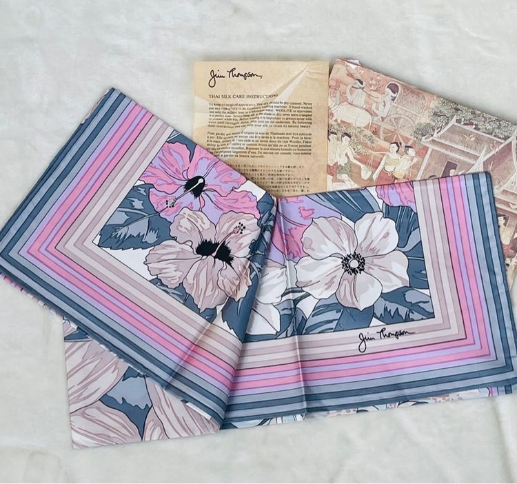 เก็บเก่า ผ้าพันคอ ผ้าคลุมไหล่ผ้าไหมจิมทอมป์สัน Jim Tompson Silkscarf Hibiscus Floral Pattern Silk Silk 100 เปอร์เซ็นต์ Ladies Scarf รูปที่ 2