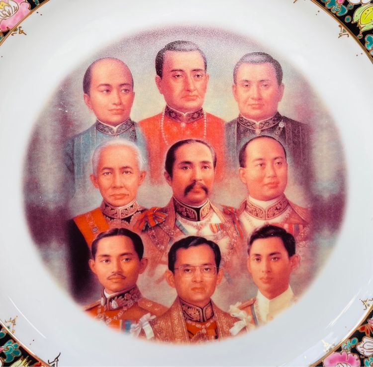 จานโชว์เบญจรงค์ 9 รัชกาล ราชวงศ์จักรี เนื้อกระเบื้อง Benjarong Show Plate the Chakri Dynasty of Thailand รูปที่ 3