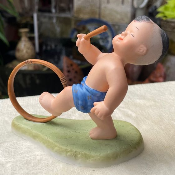ตุ๊กตาการละเล่นไทย เด็กตีวงล้อ ตีลูกล้อ Royal Porcelain Figurine Boy Doll Collection CHILDREN AT PLAY by Suncera รูปที่ 4