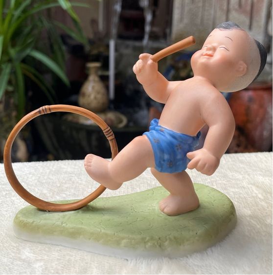 ตุ๊กตาการละเล่นไทย เด็กตีวงล้อ ตีลูกล้อ Royal Porcelain Figurine Boy Doll Collection CHILDREN AT PLAY by Suncera รูปที่ 6