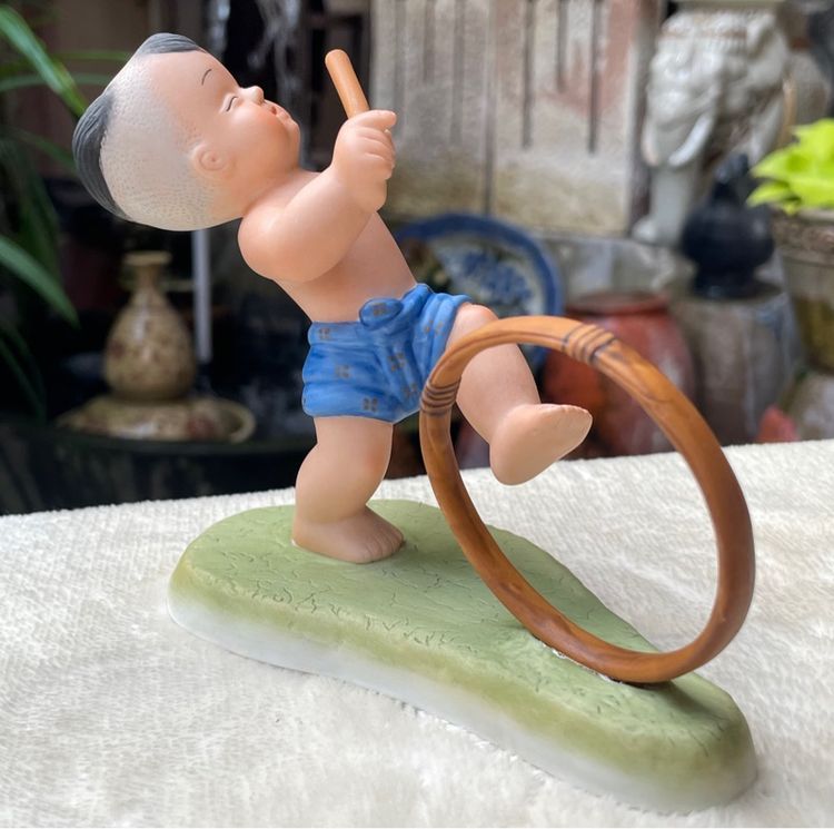 ตุ๊กตาการละเล่นไทย เด็กตีวงล้อ ตีลูกล้อ Royal Porcelain Figurine Boy Doll Collection CHILDREN AT PLAY by Suncera รูปที่ 7