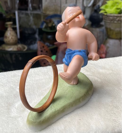 ตุ๊กตาการละเล่นไทย เด็กตีวงล้อ ตีลูกล้อ Royal Porcelain Figurine Boy Doll Collection CHILDREN AT PLAY by Suncera รูปที่ 3