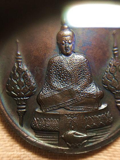 เหรียญพระแก้วมรกต ปี 2525 รุ่นแรก ทรงเครื่องทรงฤดูหนาว รุ่น1 รูปที่ 5