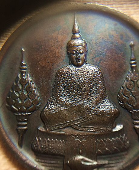 เหรียญพระแก้วมรกต ปี 2525 รุ่นแรก ทรงเครื่องทรงฤดูหนาว รุ่น1 รูปที่ 6