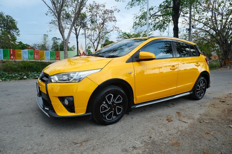 Toyota Yaris 2017 1.2 TRD Sportivo Sedan เบนซิน ไม่ติดแก๊ส เกียร์อัตโนมัติ เหลือง รูปที่ 3