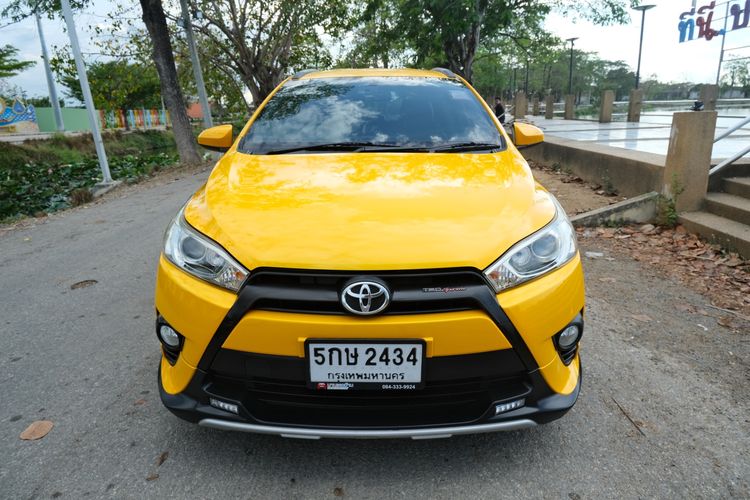 Toyota Yaris 2017 1.2 TRD Sportivo Sedan เบนซิน ไม่ติดแก๊ส เกียร์อัตโนมัติ เหลือง รูปที่ 2