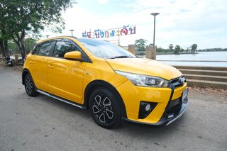 TOYOTA YARIS 1.2TRD เกียร์ออโต้ สีเหลือง เบาะหนังสีดำ ปี 2017 
