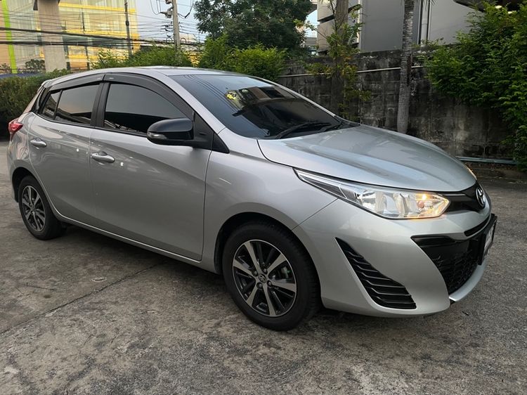 รถ Toyota Yaris 1.2 E สี บรอนซ์เงิน
