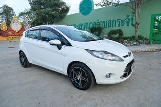 FORD FIESTA 1.6Sport เกียร์ออโต้ สีขาว เบาะหนังสีดำ ปี 2012