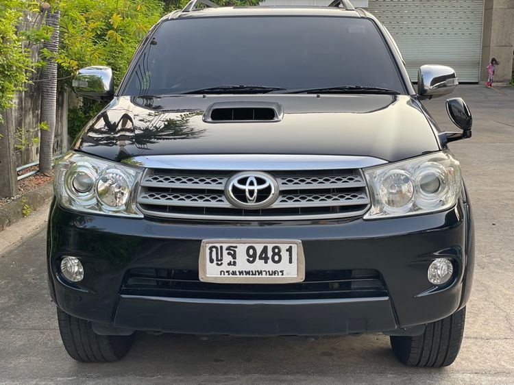 รถ Toyota Fortuner 3.0 V สี ดำ