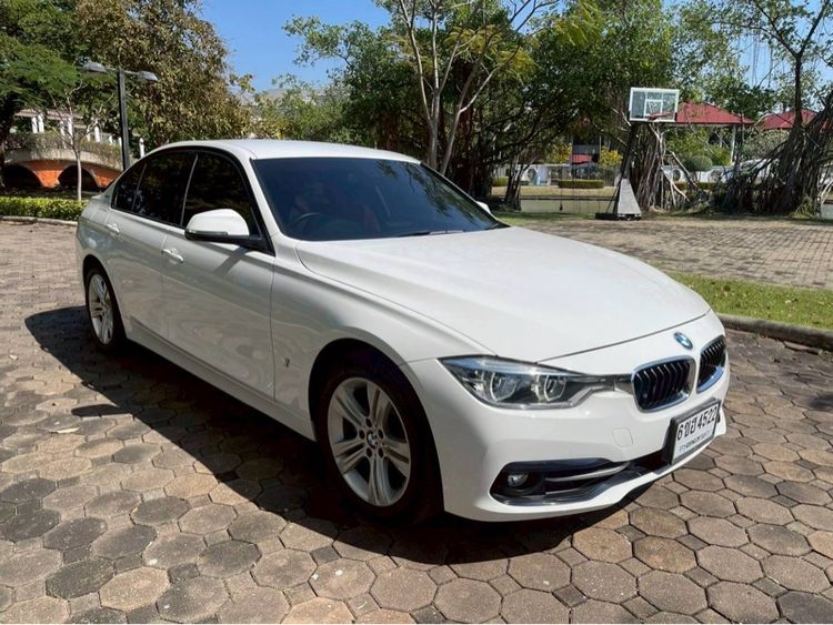 รถ BMW Series 3 330e สี ขาว