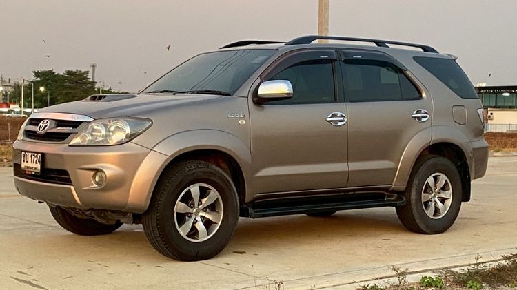 รถ Toyota Fortuner 3.0 V สี บรอนซ์ทอง