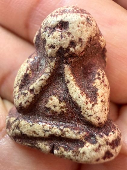 พระปิดตาบินเดี่ยวหลวงปู่ทิม เนื้อว่านสบู่เลือด ลงสีบรอนท์ทองเก่าๆ เเห้งๆ ยุบยับย่นตามกาลเวลาพระเหมาๆบ้านๆพระคนแก่เก่าๆเก็บทิ้งใว้ก่อนจากไป