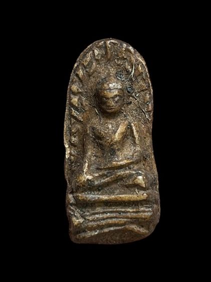 พระรอดเนื้อดินกรุมหาวันลำพูน