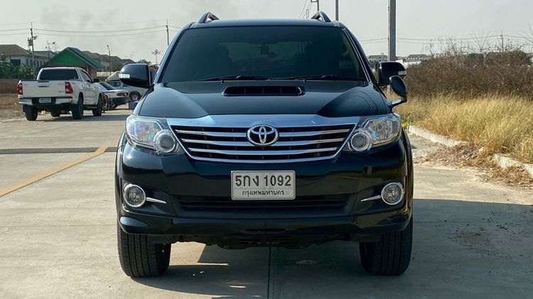 รถ Toyota Fortuner 3.0 V สี ดำ