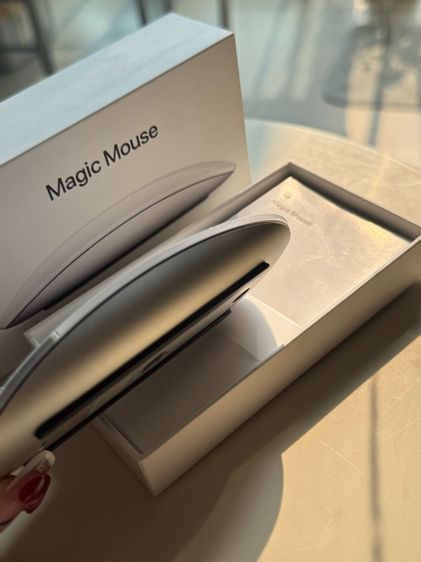 Apple Magic Mouse สีขาว ของแท้ รุ่นชาร์จใต้เครื่อง (Lightning)รุ่นใหม่  ใช้แค่ 2 ครั้ง กล่องครบ  รูปที่ 6