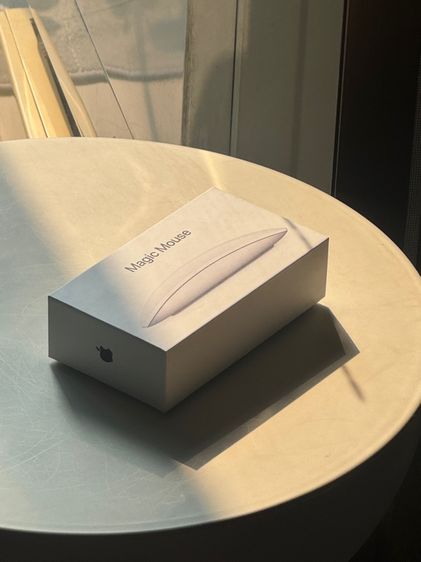 Apple Magic Mouse สีขาว ของแท้ รุ่นชาร์จใต้เครื่อง (Lightning)รุ่นใหม่  ใช้แค่ 2 ครั้ง กล่องครบ 