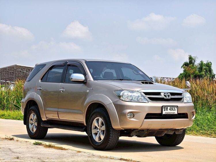 รถ Toyota Fortuner 3.0 G 4WD สี บรอนซ์ทอง