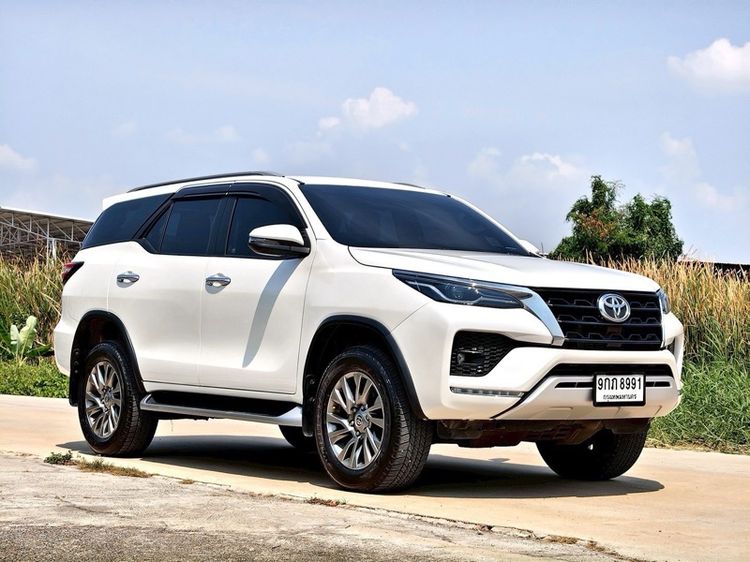 รถ Toyota Fortuner 2.4 Leader G สี ขาว