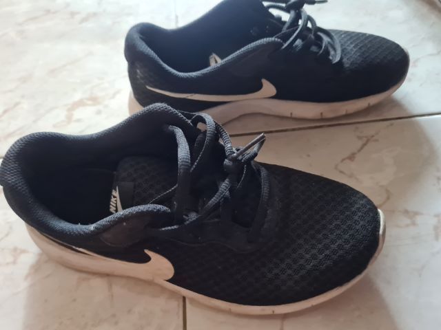 รองเท้าผ้าใบสีดำไนกี้