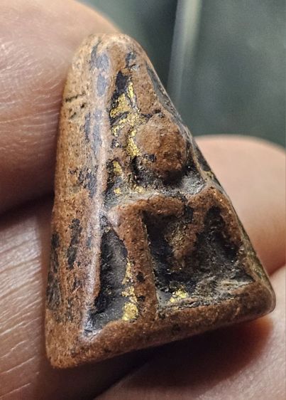 พระนางพญา พิมพ์สังฆาฏิใหญ่ เนื้อดินเผาสีแดง วัดนางพญา จังหวัดพิษณุโลก ลงรักปิดทองเก่า รูปที่ 4