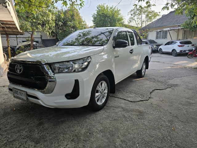 รถ Toyota Hilux Revo 2.4 E Prerunner สี ขาว