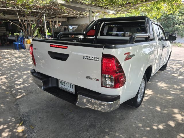 Toyota Hilux Revo 2022 2.4 E Prerunner Pickup ดีเซล เกียร์ธรรมดา ขาว รูปที่ 2