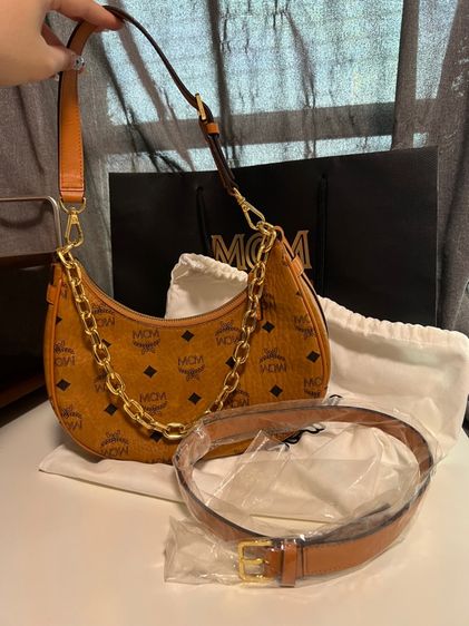 MCM รุ่น Aren Crescent Hobo Bag in Visetos