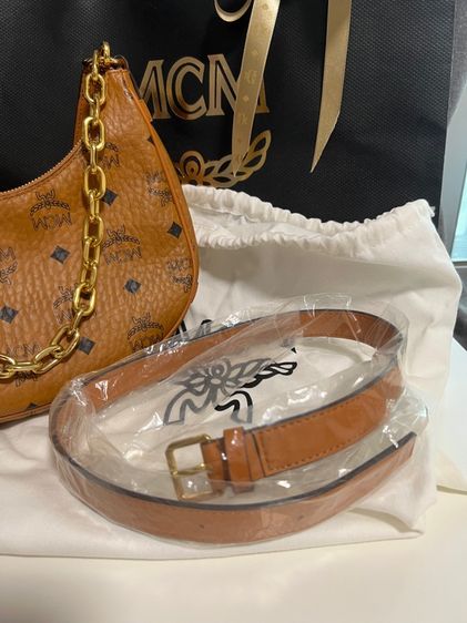 MCM รุ่น Aren Crescent Hobo Bag in Visetos รูปที่ 3