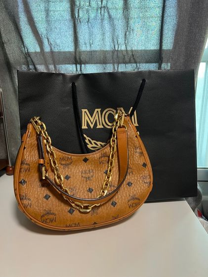 MCM รุ่น Aren Crescent Hobo Bag in Visetos รูปที่ 5