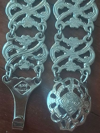 เข็มขัดเงินโบราณ ตราจรเข้ มือ2  รูปที่ 2