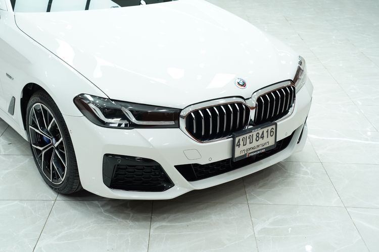 BMW Series 5 2022 530e Sedan ไฮบริด เกียร์อัตโนมัติ ขาว รูปที่ 2