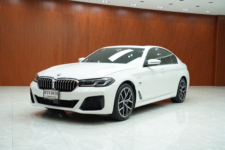 BMW Series 5 2022 530e Sedan ไฮบริด เกียร์อัตโนมัติ ขาว รูปที่ 4
