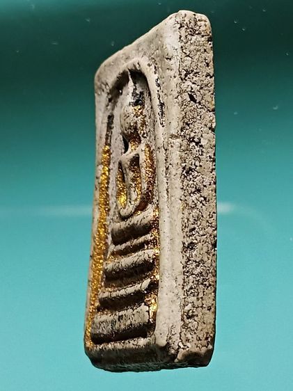 พระสมเด็จวัดระฆัง รุ่นเเรก สภาพสวยมาก มีลงรักทองเก่ามาตั้งเเต่สมัยรัตนโกสินทร์ตอนต้น พระเก่าเก็บไว้บนหิ้งบ้านคุณย่าแถวย่านริมคลองบางกอกน้อย รูปที่ 3