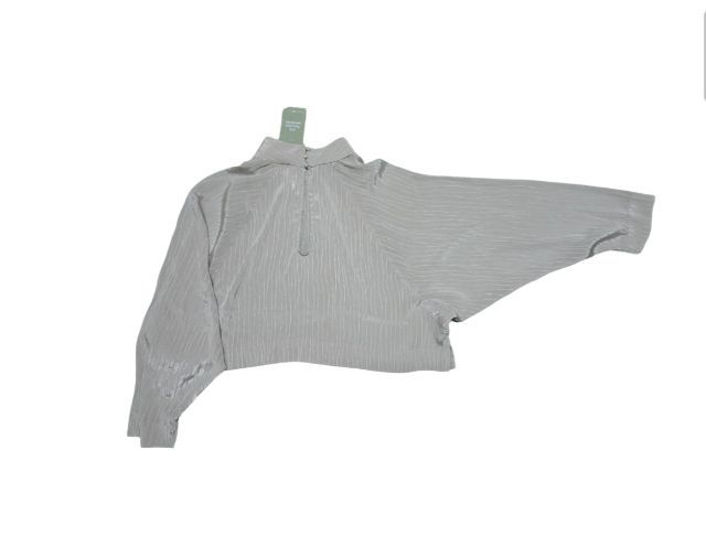 🔥เสื้อครอปแขนยาวสีเงินเมทัลลิค คอปีน ดีไซน์หรู ผ้าเงาสวย (สภาพใหม่มือ 1 ป้ายห้อย) รูปที่ 4