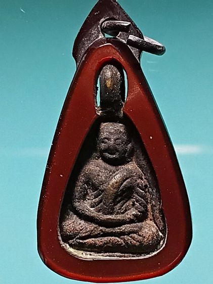 พระจอบเล็ก หลวงพ่อเงิน วัดบางคลาน รุ่นเเรก สภาพคนโบราณใช้บูชาติดตัวมาอย่างยาวนาน พระสวยเลี่ยมกรอบเก่าใช้มาไม่ต่ำกว่า80ปี พระสภาพยังสวยครับ