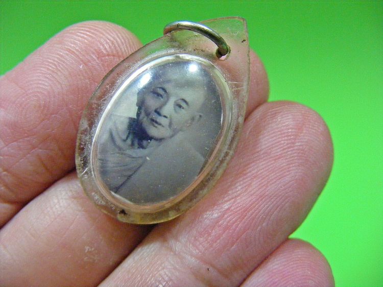 มีรอยจาร จีวร เกศา เก่าผิวปรอท เลี่ยมเก่า